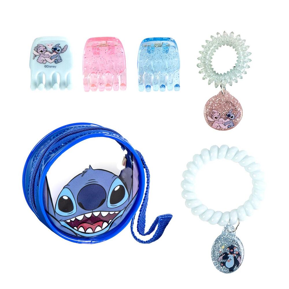 Enfant utilisant le set de beauté Disney Stitch CERDÁ lors d'une activité ludique de maquillage