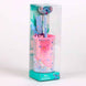 Porte-crayons Stitch rempli de crayons et stylos colorés sur table blanche