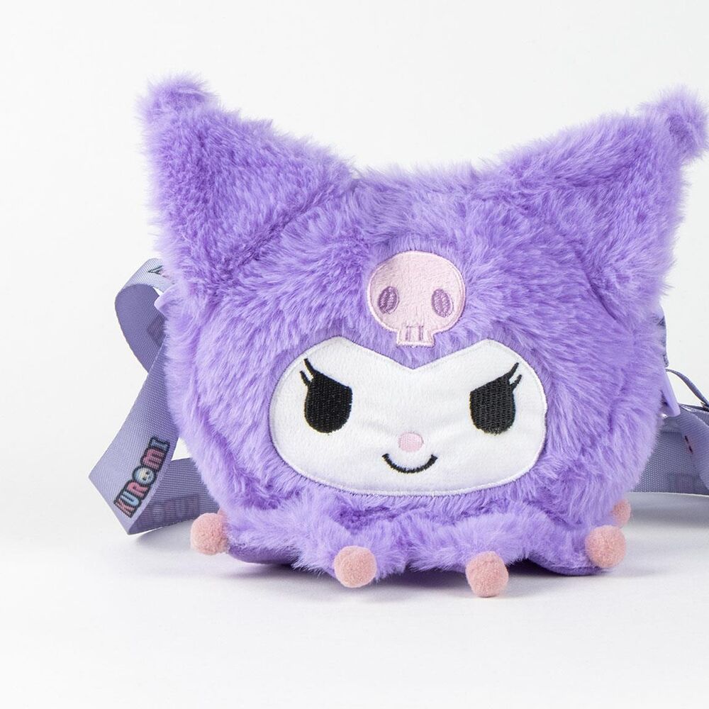 Sac Hello Kitty Kuromi porté par un enfant, illustrant sa taille compacte et son style kawaii