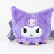 Sac Hello Kitty Kuromi porté par un enfant, illustrant sa taille compacte et son style kawaii