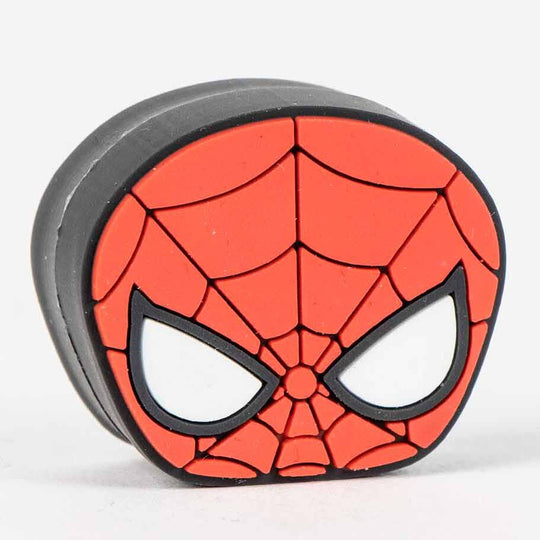 Taille-crayon Marvel Avengers CERDÁ posé sur un bureau avec crayons colorés