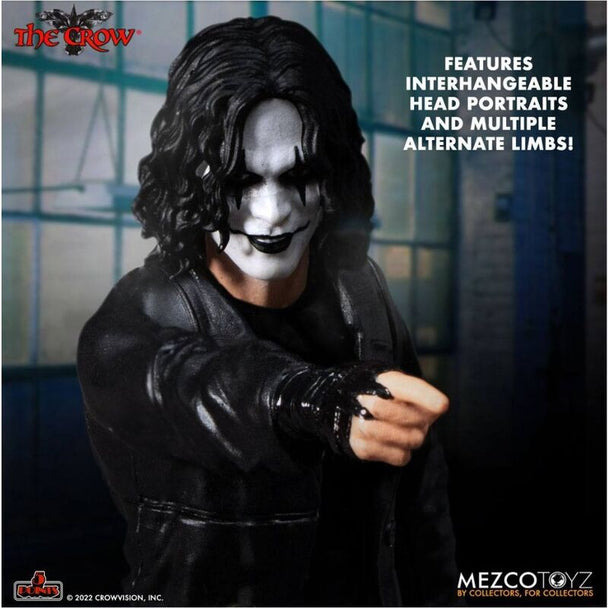 Deux figurines The Crow de MEZCO TOYZ posées côte à côte avec accessoires inclus