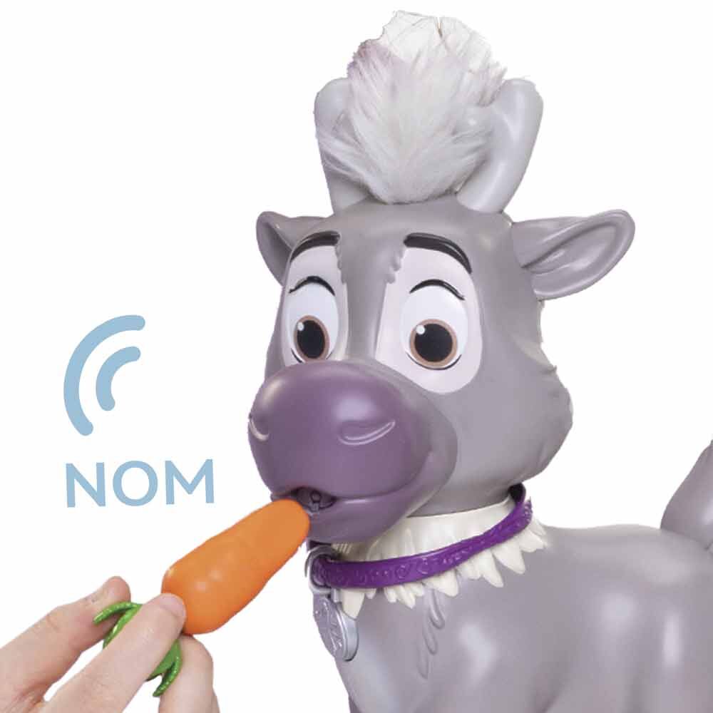 Enfant jouant avec Sven et les accessoires du kit interactif Disney Frozen