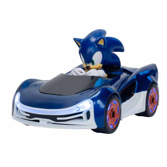 Vue latérale du véhicule Sonic the Hedgehog en train de déraper sur une surface lisse