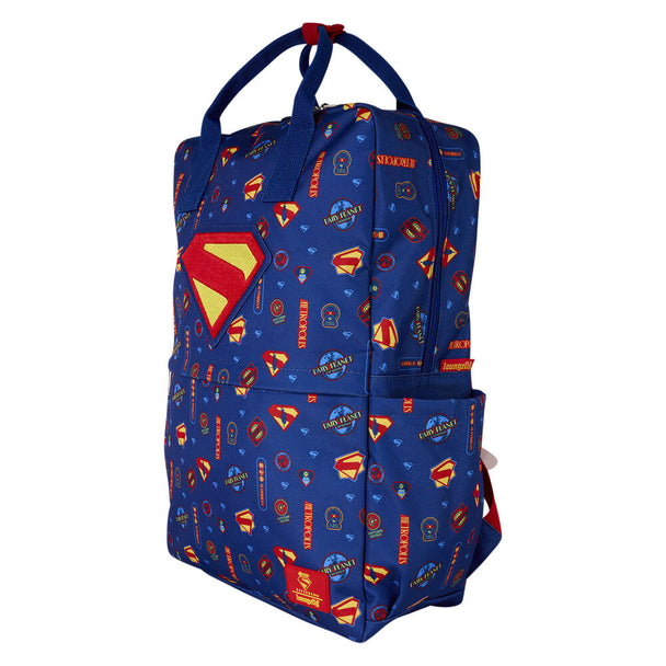 Détail des bretelles réglables et de la fermeture brillante en métal argenté du sac à dos Loungefly Marvel Superman.
