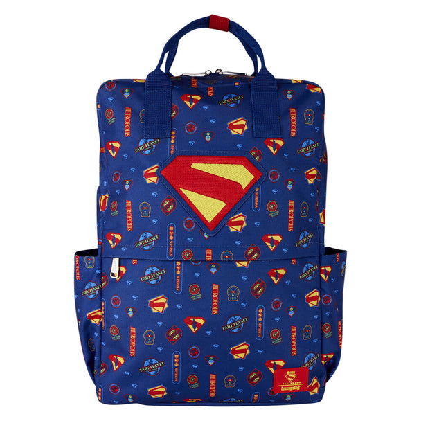 Vue avant du sac à dos Loungefly Marvel Superman en nylon avec logo brodé et imprimé, dimensions 43 cm.