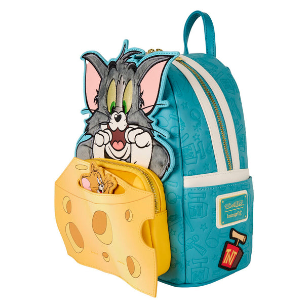 Gros plan sur l’appliqué et la broderie de Jerry qui dépasse sur le sac à dos Loungefly Tom & Jerry