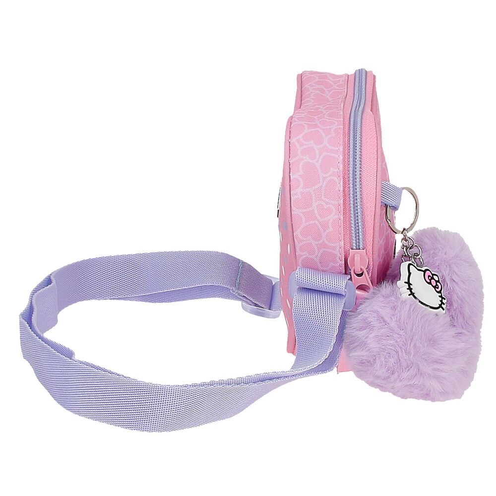 Zoom sur le logo Hello Kitty brodé sur le sac à épaule compact