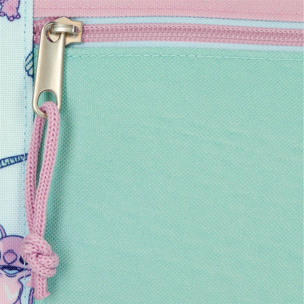 Photo du sac à dos ouvert montrant l'intérieur spacieux et bien organisé