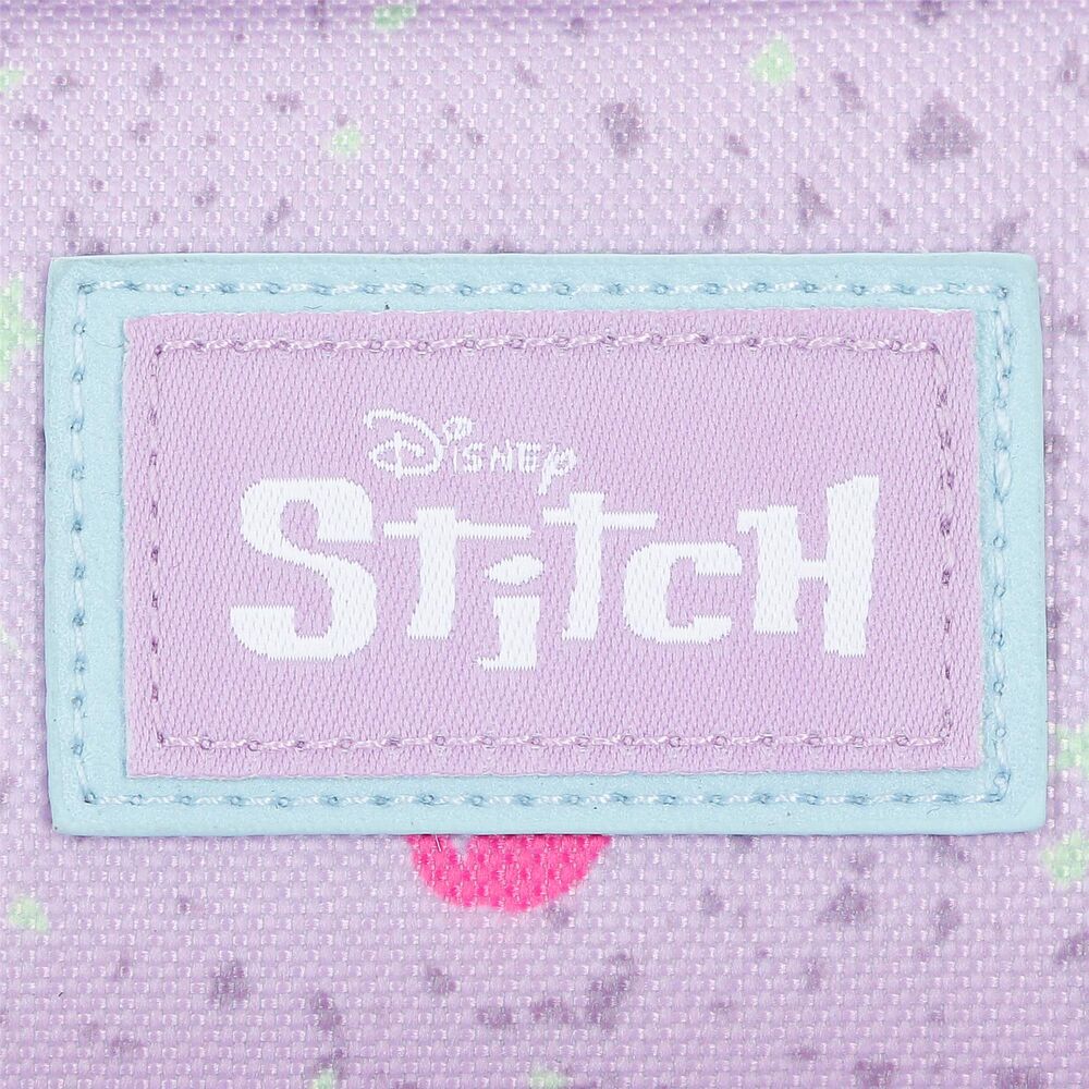 Sac à dos Disney Stitch porté sur l'épaule par un enfant souriant