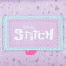 Sac à dos Disney Stitch porté sur l'épaule par un enfant souriant