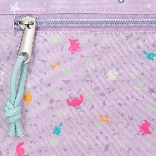 Image lifestyle avec la trousse Stitch Disney Lovely dans un sac à dos d’étudiant