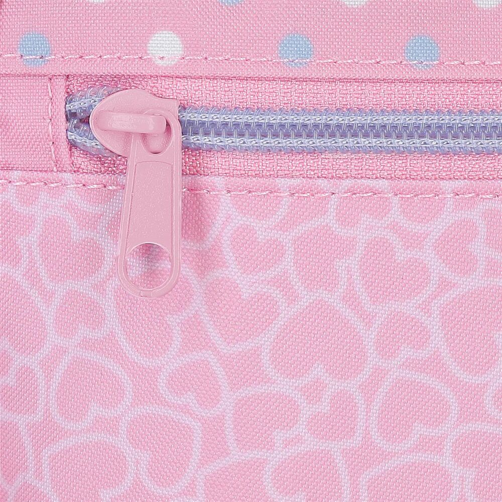 Sac à dos Hello Kitty Hearts & Dots porté par un enfant en extérieur