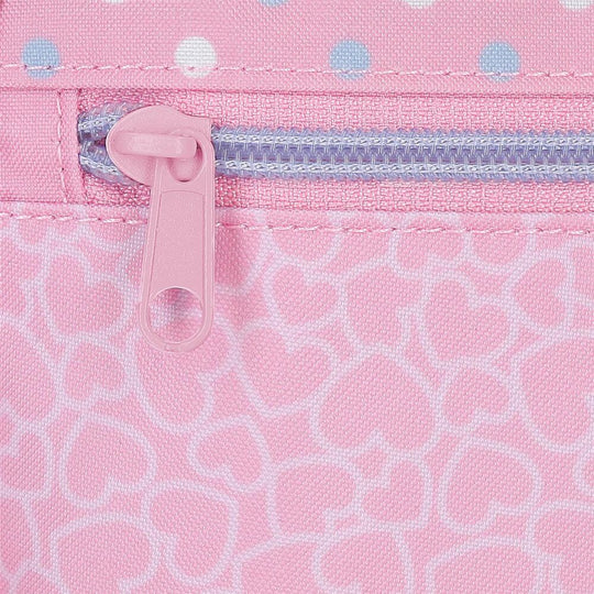 Sac à dos Hello Kitty Hearts & Dots porté par un enfant en extérieur