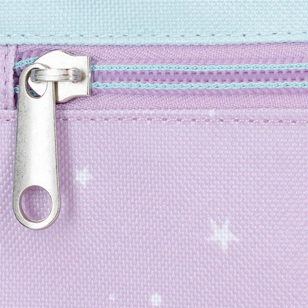 Sac à dos posé sur une table avec ses dimensions visibles