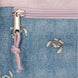 Détail du tissu résistant et des coutures renforcées du sac à dos Disney Stitch