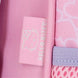 Sac à dos Hello Kitty Hearts & Dots posé sur un trolley pour transport facile