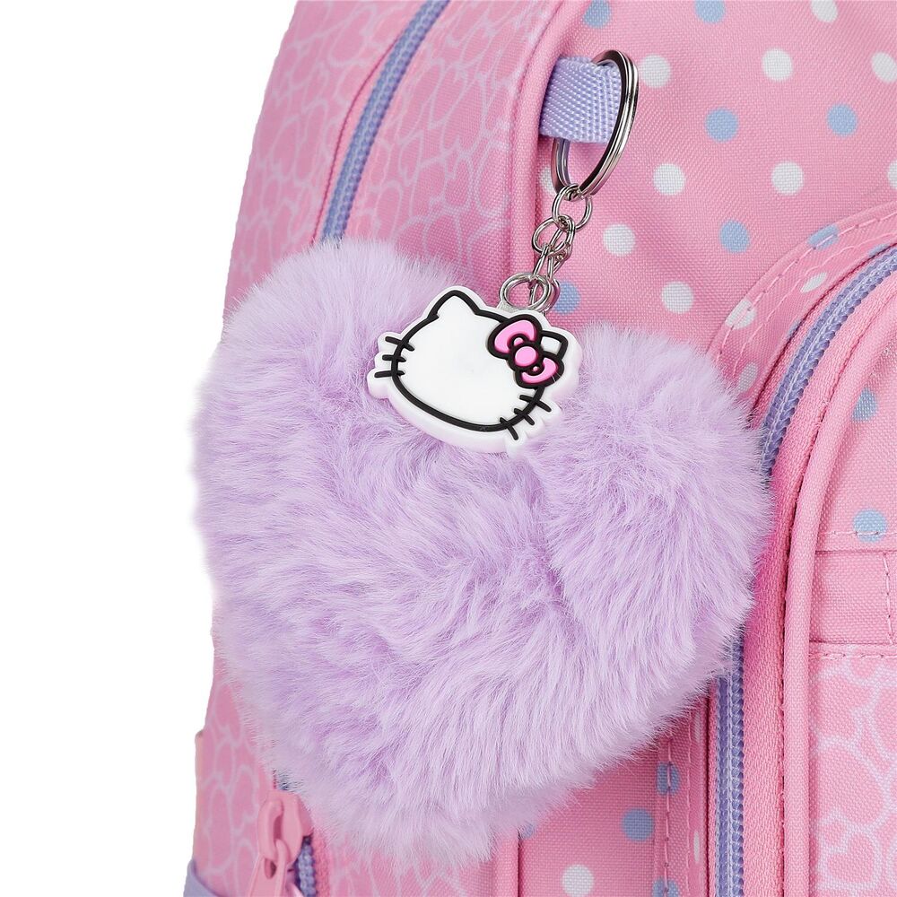 Sac à dos Hello Kitty Hearts & Dots porté par un enfant en extérieur
