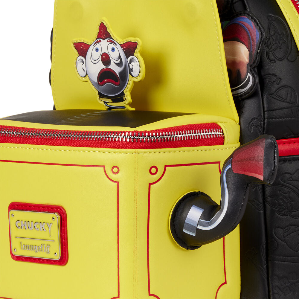 Sac à dos Loungefly Chucky porté par un mannequin en contexte urbain