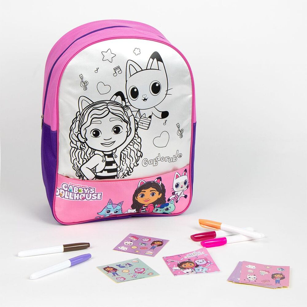 Enfant utilisant le set DIY pour décorer son sac à dos Gabbys Doll House avec des autocollants et décorations