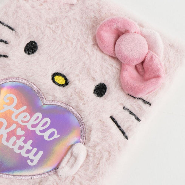 Détail du visage Hello Kitty en peluche sur la couverture du carnet 15x21 cm