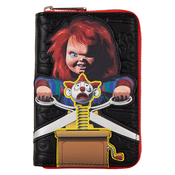 Vue de côté du portefeuille Loungefly Chucky mettant en avant son épaisseur compacte et sa texture.