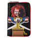 Vue de côté du portefeuille Loungefly Chucky mettant en avant son épaisseur compacte et sa texture.
