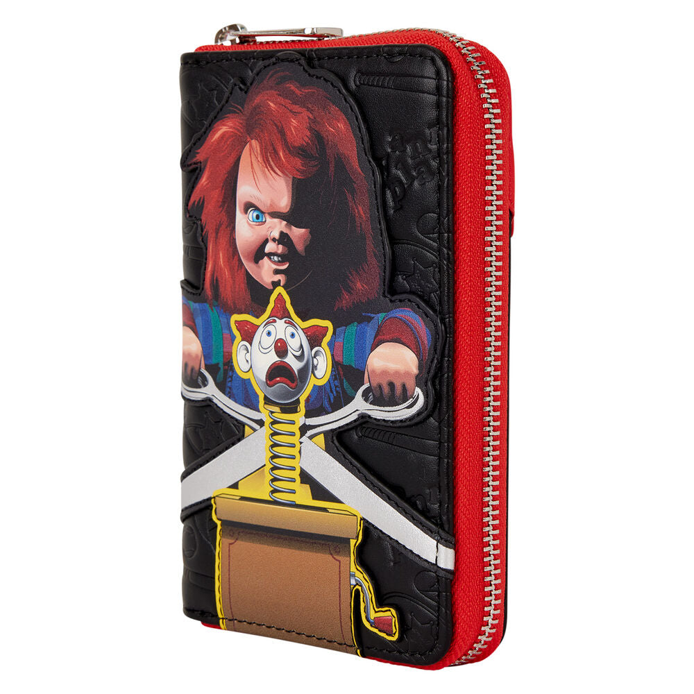Portefeuille Loungefly Chucky posé sur une surface blanche mettant en valeur son style unique et ses finitions.