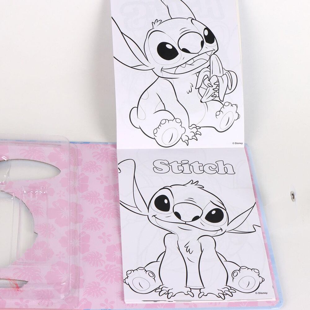 Set de carnets Disney Stitch posé sur une table avec accessoires de bureau colorés