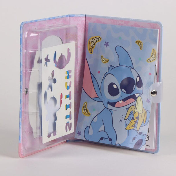 Détail de la couverture du carnet avec l'image du personnage Stitch en couleur vive