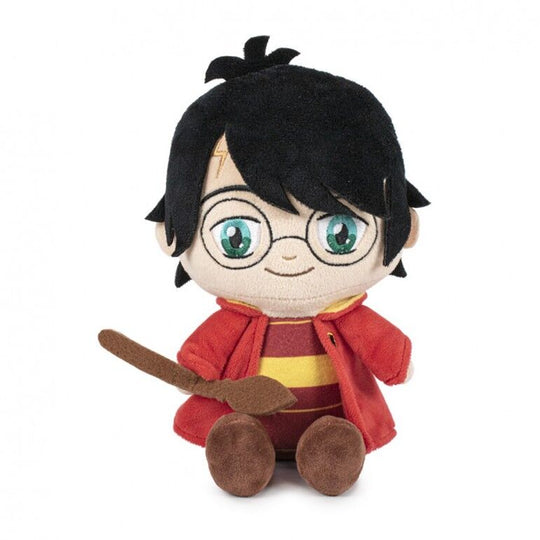 Ensemble de plusieurs peluches Harry Potter assorties alignées sur une étagère