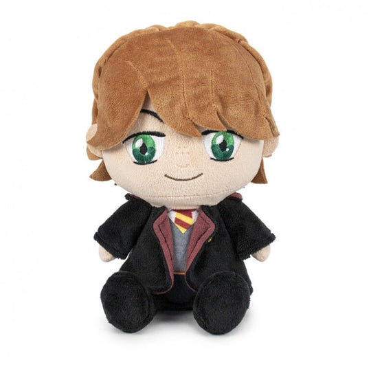 Peluche Harry Potter tenue dans les mains d’un enfant souriant, démontrant sa taille