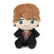 Peluche Harry Potter tenue dans les mains d’un enfant souriant, démontrant sa taille