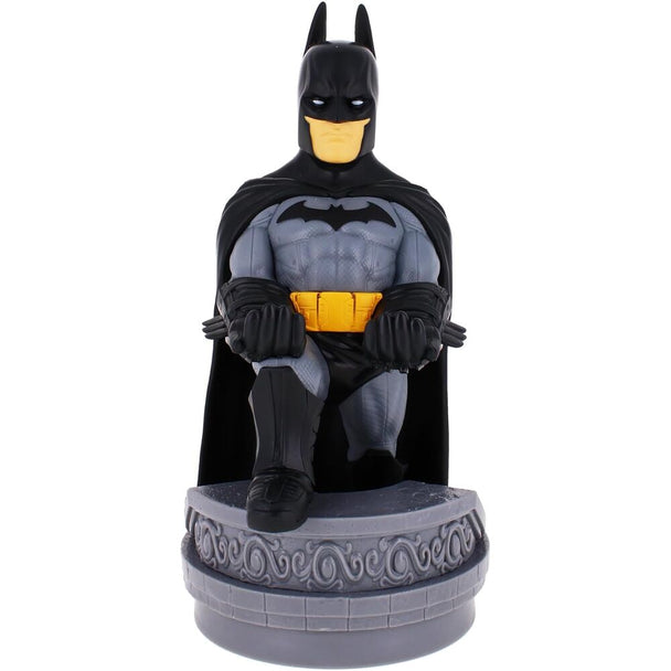 Support Batman DC Comics Cable Guy de 21cm tenant une manette PlayStation 5 DualSense sur fond blanc