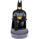 Support Batman DC Comics Cable Guy de 21cm tenant une manette PlayStation 5 DualSense sur fond blanc
