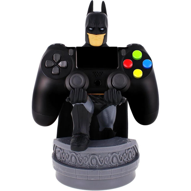 Vue rapprochée du support Batman tenant un smartphone et une manette Xbox Series X, design détaillé et finition soignée