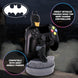 Présentation du support Cable Guy Batman avec manette et câble de recharge, accessoire idéal pour gamers et fans DC