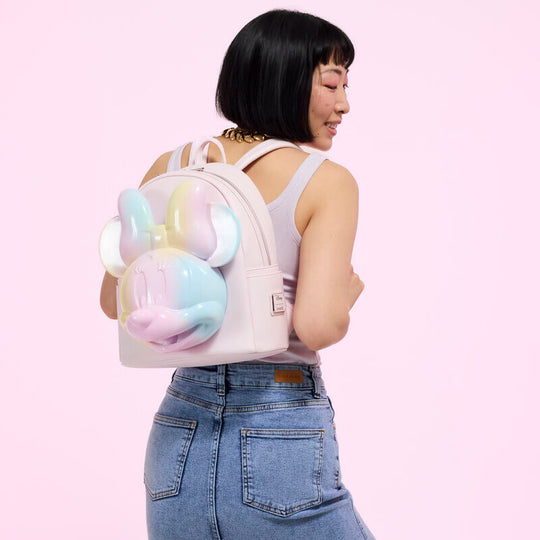 Photo du profil du sac à dos Loungefly Minnie Mouse montrant la profondeur et la texture du matériau