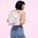 Photo du profil du sac à dos Loungefly Minnie Mouse montrant la profondeur et la texture du matériau