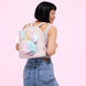Photo du profil du sac à dos Loungefly Minnie Mouse montrant la profondeur et la texture du matériau