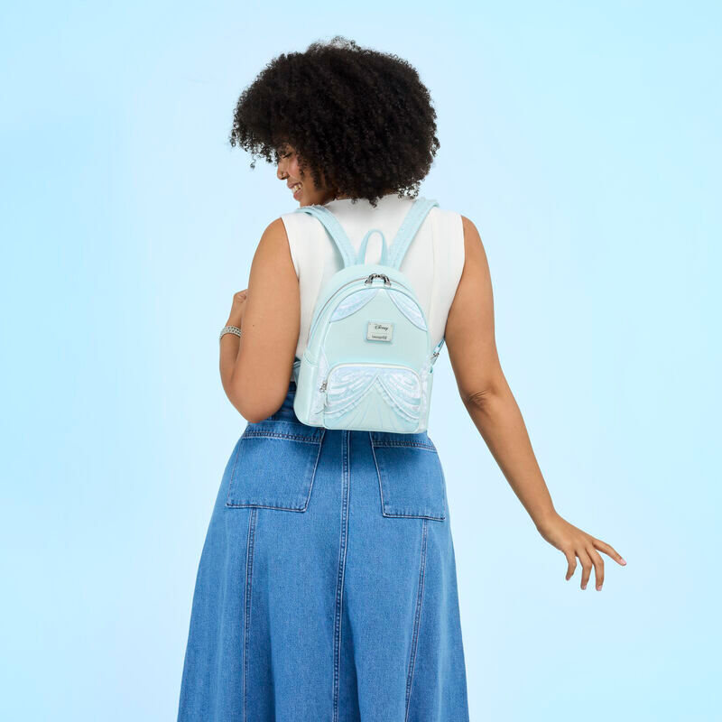 Détail des appliques et embossages décoratifs sur le sac à dos Loungefly Cendrillon