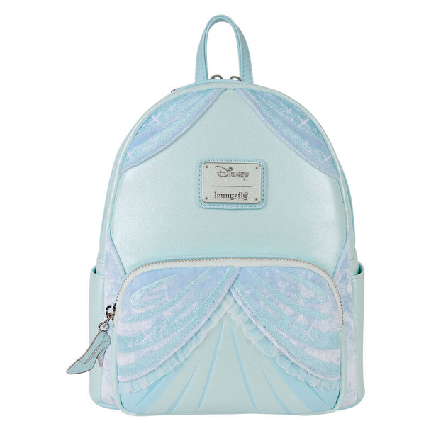 Vue avant du sac à dos Loungefly Disney Cendrillon avec finition scintillante et détails appliqués