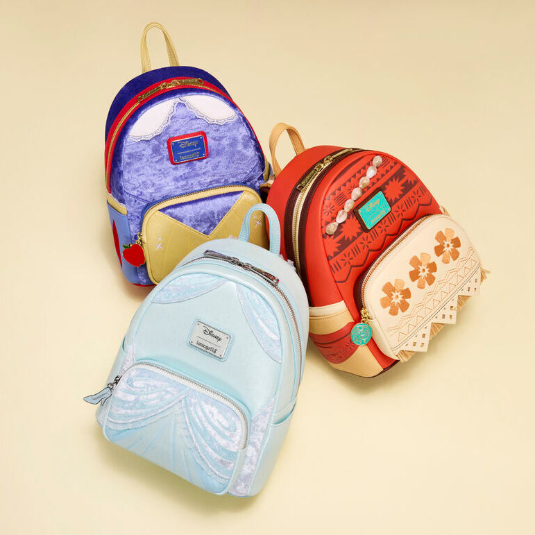 Présentation du sac à dos Loungefly Cendrillon porté en situation urbaine élégante