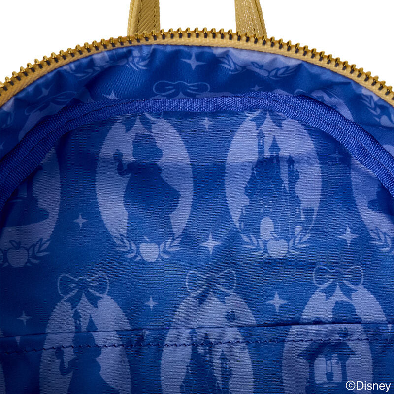 Détail des broderies et dentelle sur le sac à dos inspiré de Blanche-Neige Disney
