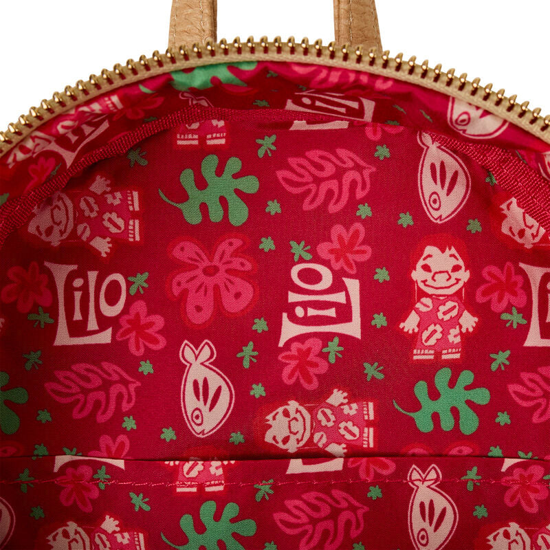 Gros plan sur les motifs imprimés et le cuir tissé du sac à dos Loungefly Lilo & Stitch