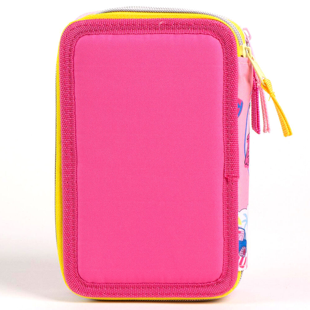 Image de la trousse Barbie posée sur un bureau avec des fournitures scolaires à l'intérieur