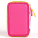 Image de la trousse Barbie posée sur un bureau avec des fournitures scolaires à l'intérieur