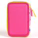 Image de la trousse Barbie posée sur un bureau avec des fournitures scolaires à l'intérieur