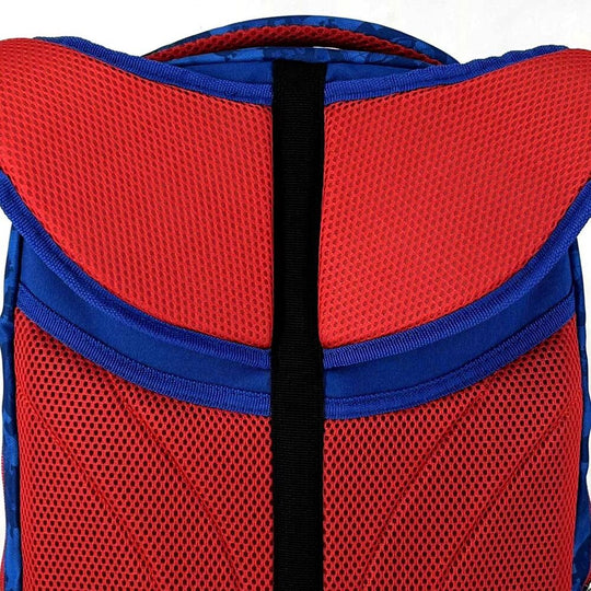 Photo du sac à dos Marvel Spiderman 41 cm porté par un enfant en extérieur