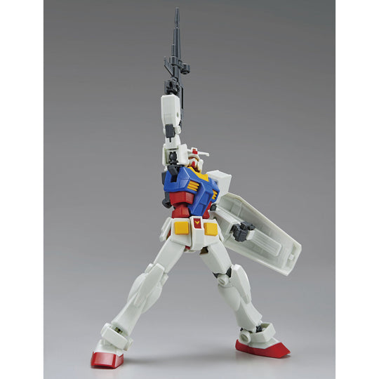 Comparaison de la figurine RX-78-2 Gundam avec d’autres modèles Gundam pour collection